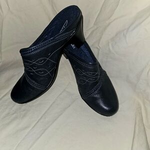 New Clarks Sz 8.5 Leather Slip On Heels Mules Navy Blue